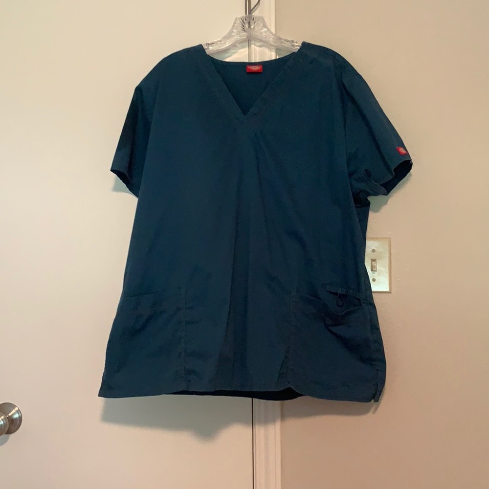 Women’s Dickies scrub shirt size XL.